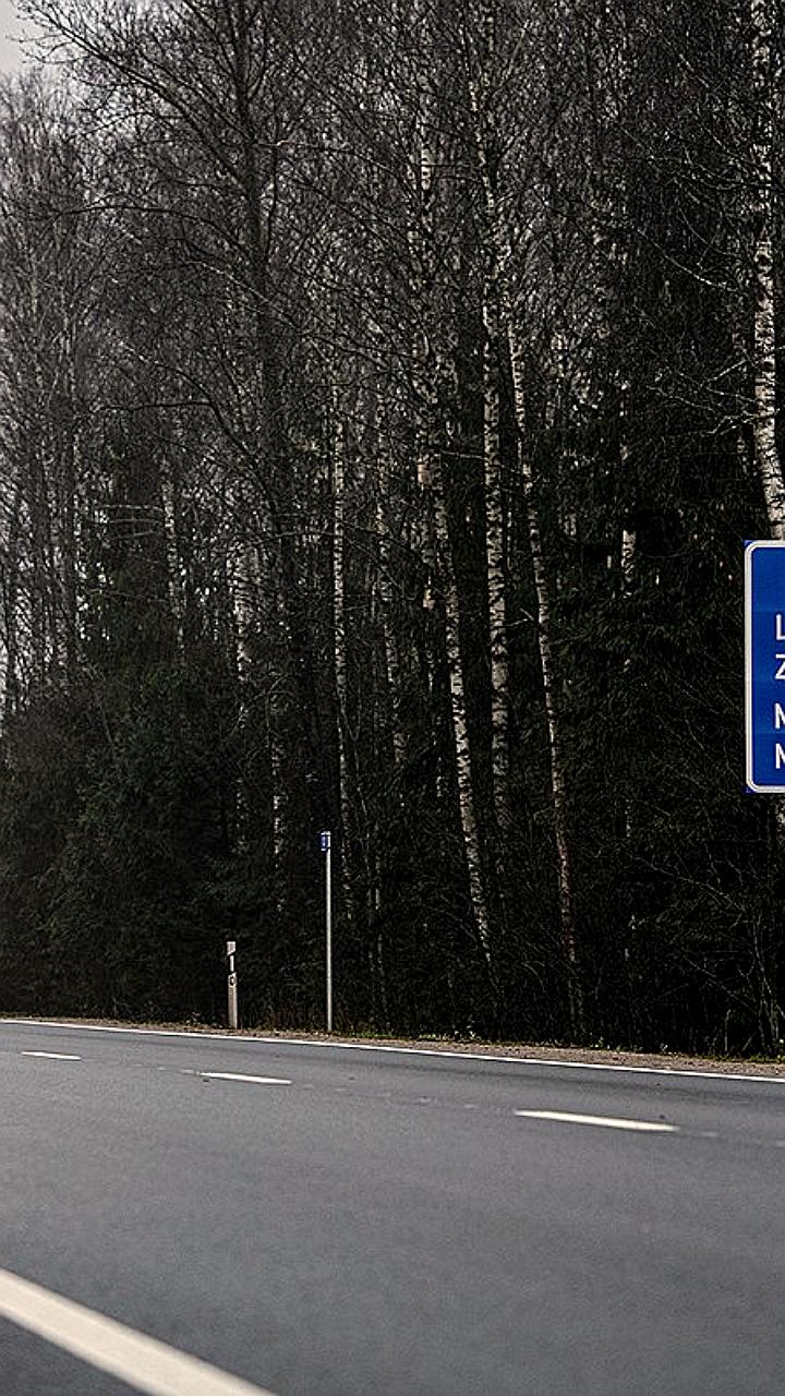 Латвия планирует заменить дорожные знаки с названиями городов России и Беларуси до 2026 года
