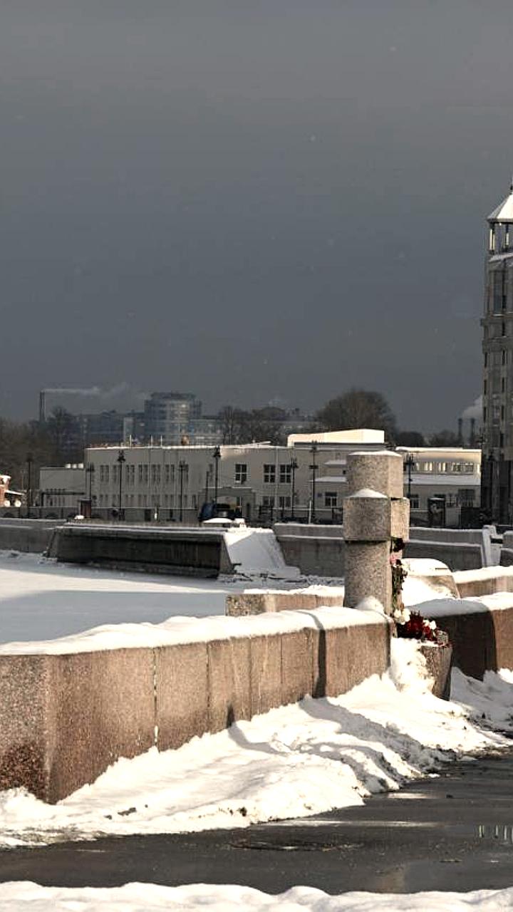 Временные ограждения у памятника жертвам политических репрессий в Петербурге в годовщину смерти Навального
