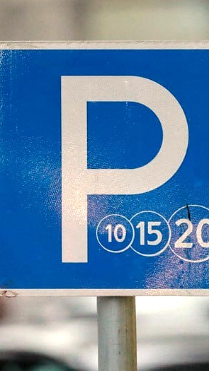 Комиссия Петербурга отклонила законопроект о бесплатных парковках у соцобъектов