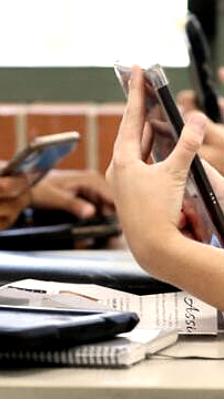 В Казахстане планируют запретить использование мобильных телефонов школьниками во время перемен