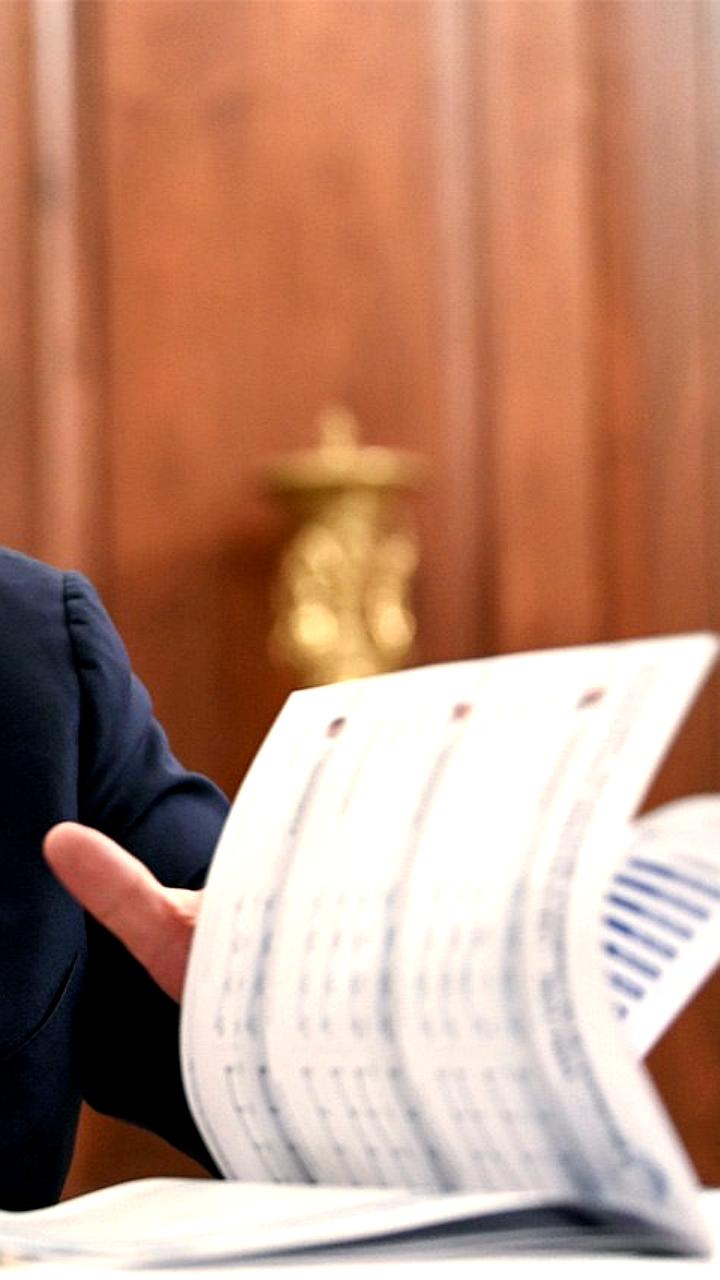 Мишустин поручил ФАС контролировать цены на социально значимые товары