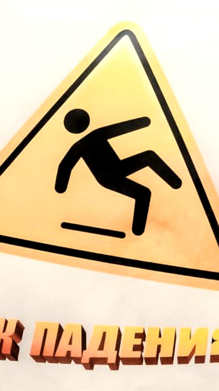 Врачи предупреждают о рисках травм из-за гололеда и снегопадов в Новосибирске и Южном Урале