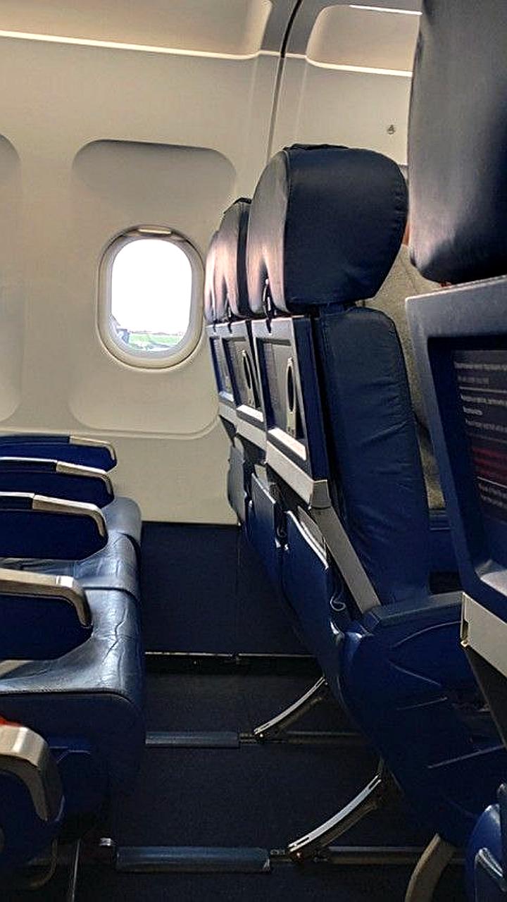 Врач из Владивостока оказала помощь пассажирке на борту самолета