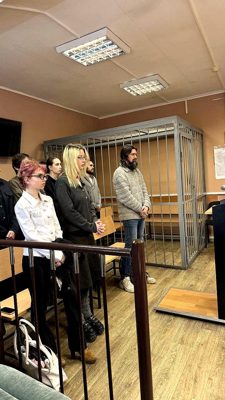 Суд в Петербурге назначил условные сроки художникам за фотосессию на кладбище