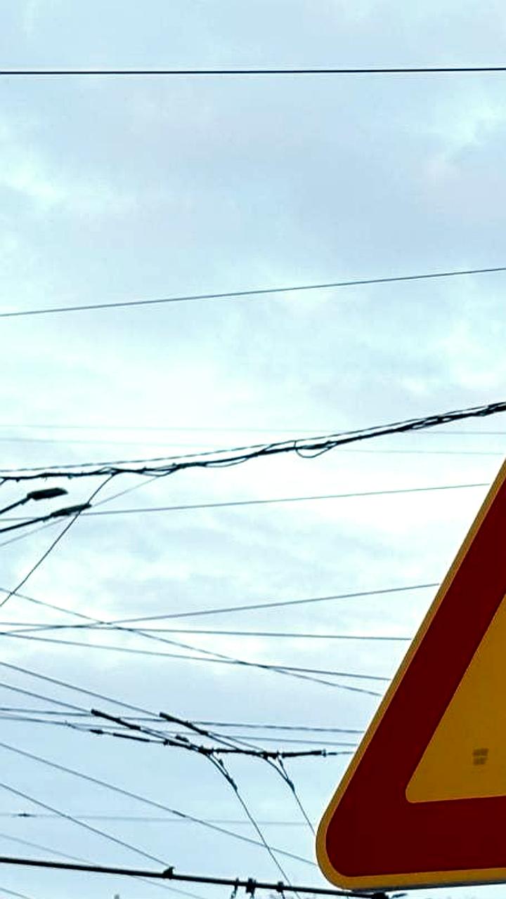 Дорожный знак повредил автобус в Воронеже, пострадала пассажирка