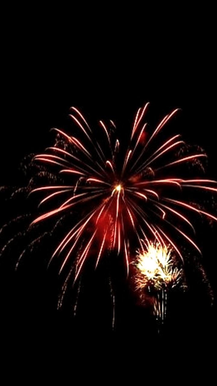 Праздничные салюты в Калининграде и Екатеринбурге в День защитника Отечества