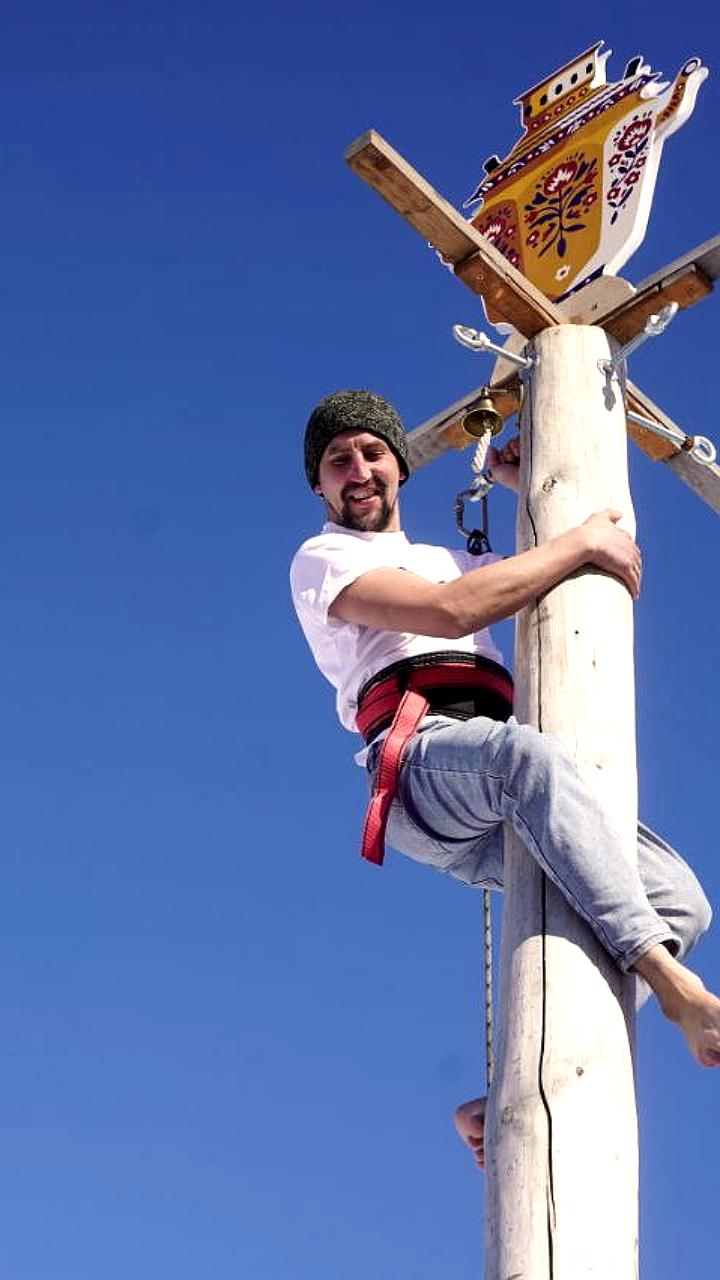 Масленичный столб в Новотырышкино: участники соревнуются за призы