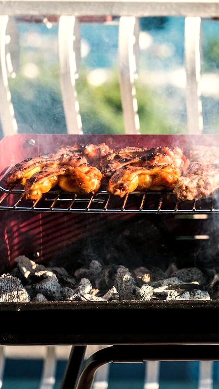 Москвичу назначили 13 суток ареста за шашлыки на балконе