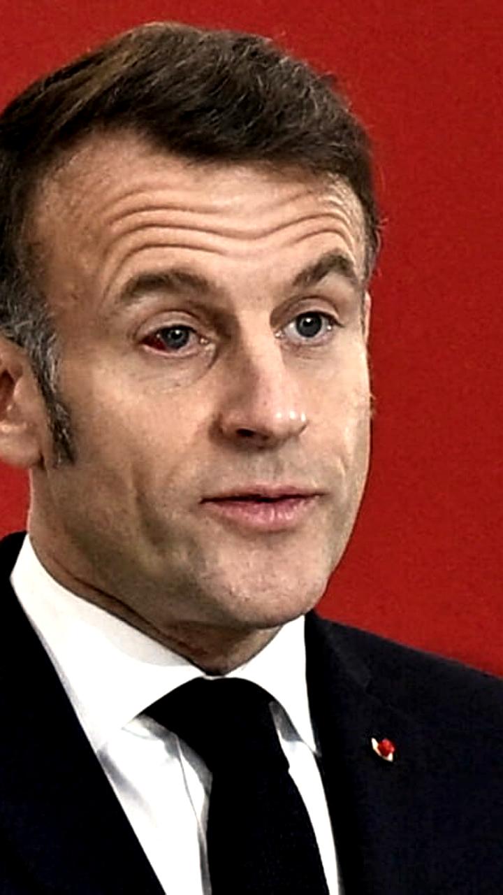 Макрон просит Трампа снять санкции с европейских граждан