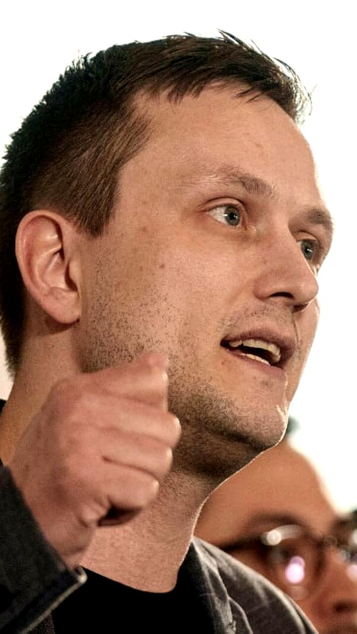 Трамп направляет плавучий госпиталь в Гренландию для помощи местным жителям