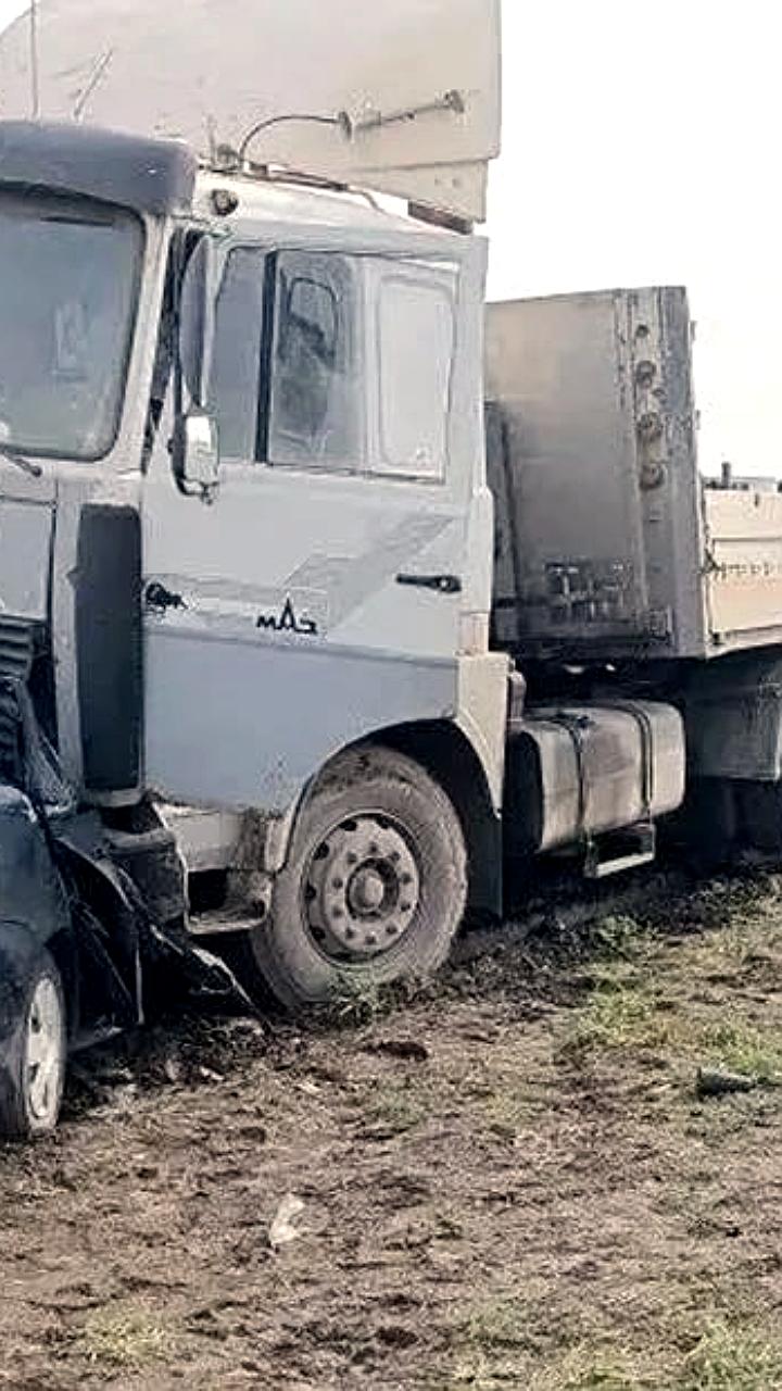 Смертельные ДТП в России: водитель легковушки погиб в столкновении с грузовиком, а другой попал под колеса своей машины