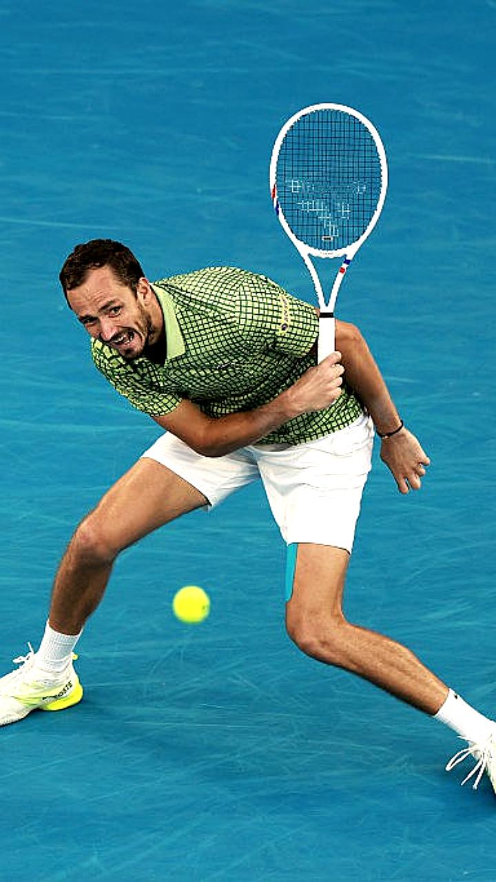 Даниил Медведев успешно стартовал на турнире в Дубае, обыграв Шан Цзюньчэна