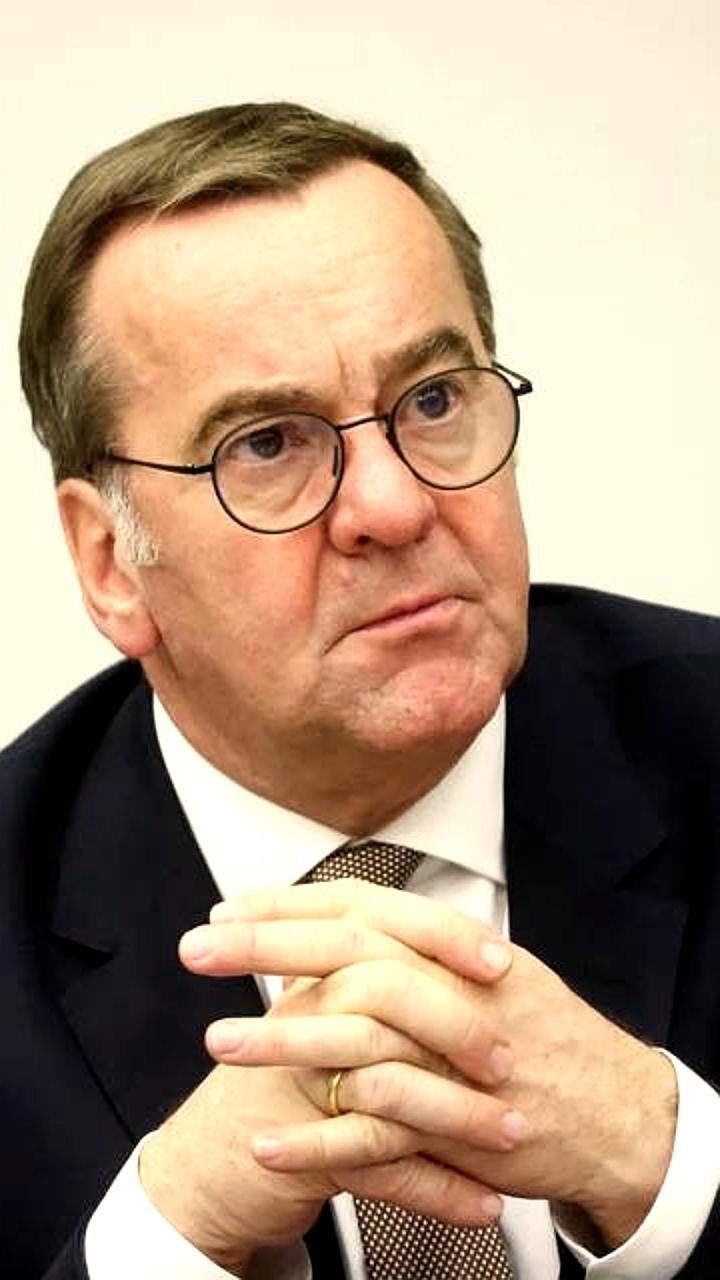 Министр обороны Германии критикует Трампа за стратегию в отношении Путина