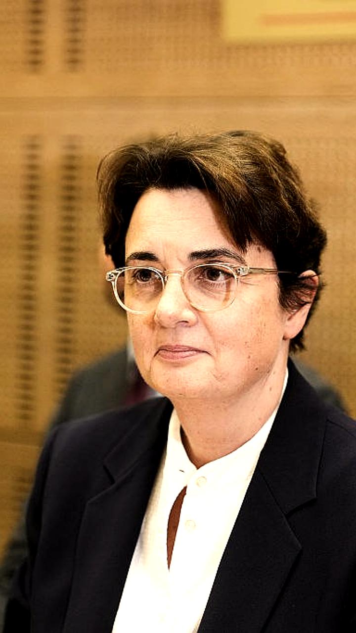 Директор Лувра Лоранс де Кар подала в отставку после критики