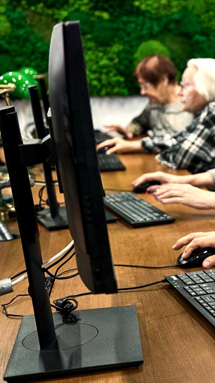 Женщины участников СВО и москвичи осваивают нейросети на образовательных курсах