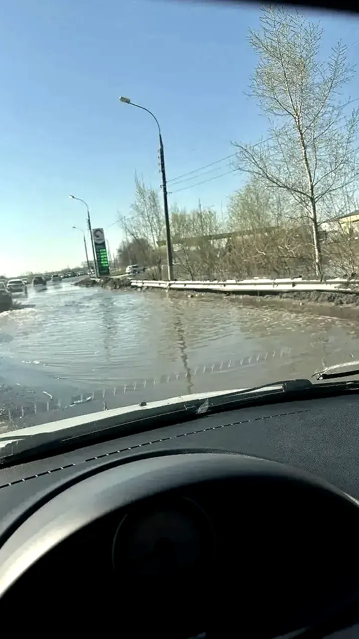 Подъем уровня реки Кача затопил дорогу на Железнодорожников 17