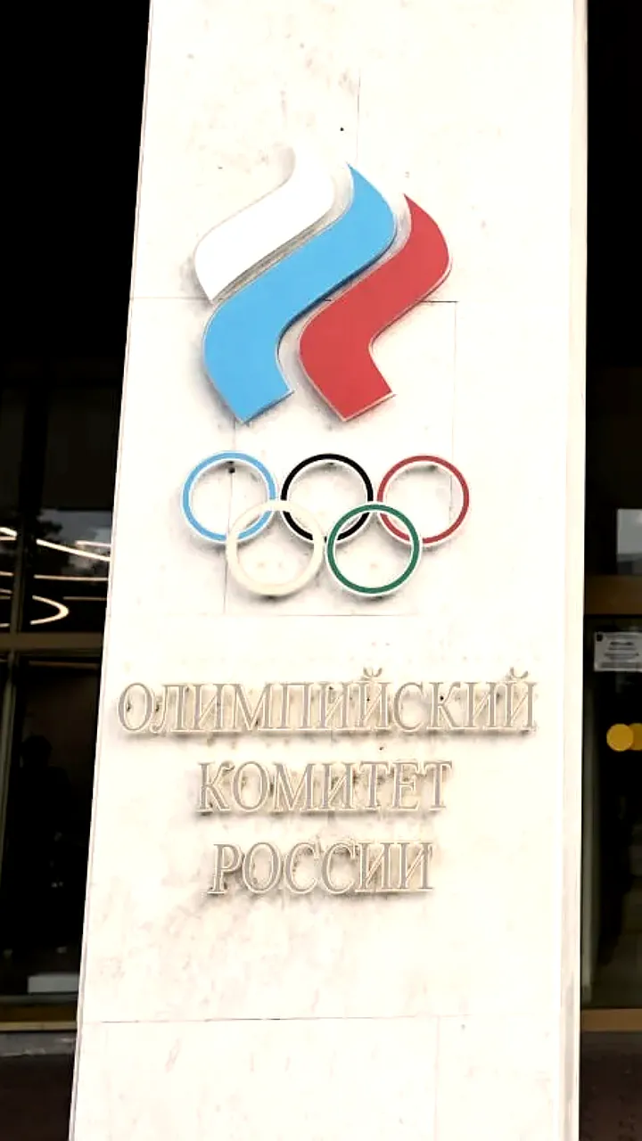 МОК сохраняет санкции против российских спортсменов, отменяя ограничения для белорусов