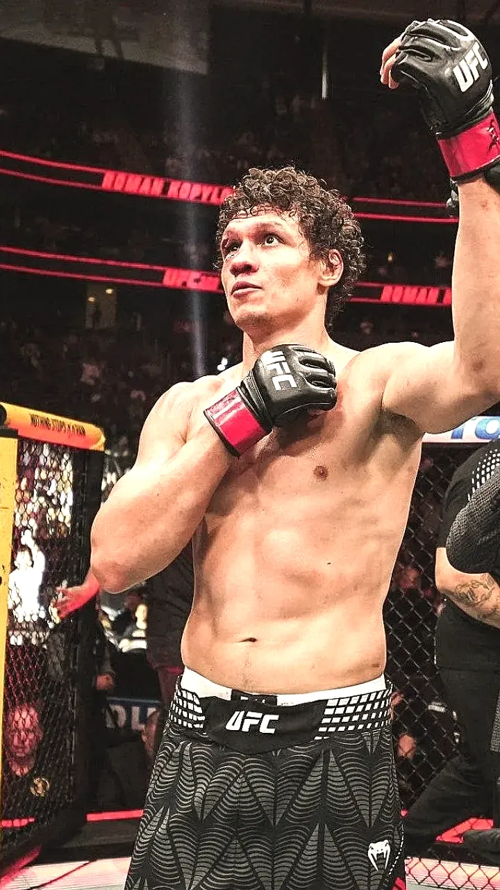 Роман Копылов одерживает победу над Марко Тулио на турнире UFC 328 в Ньюарке