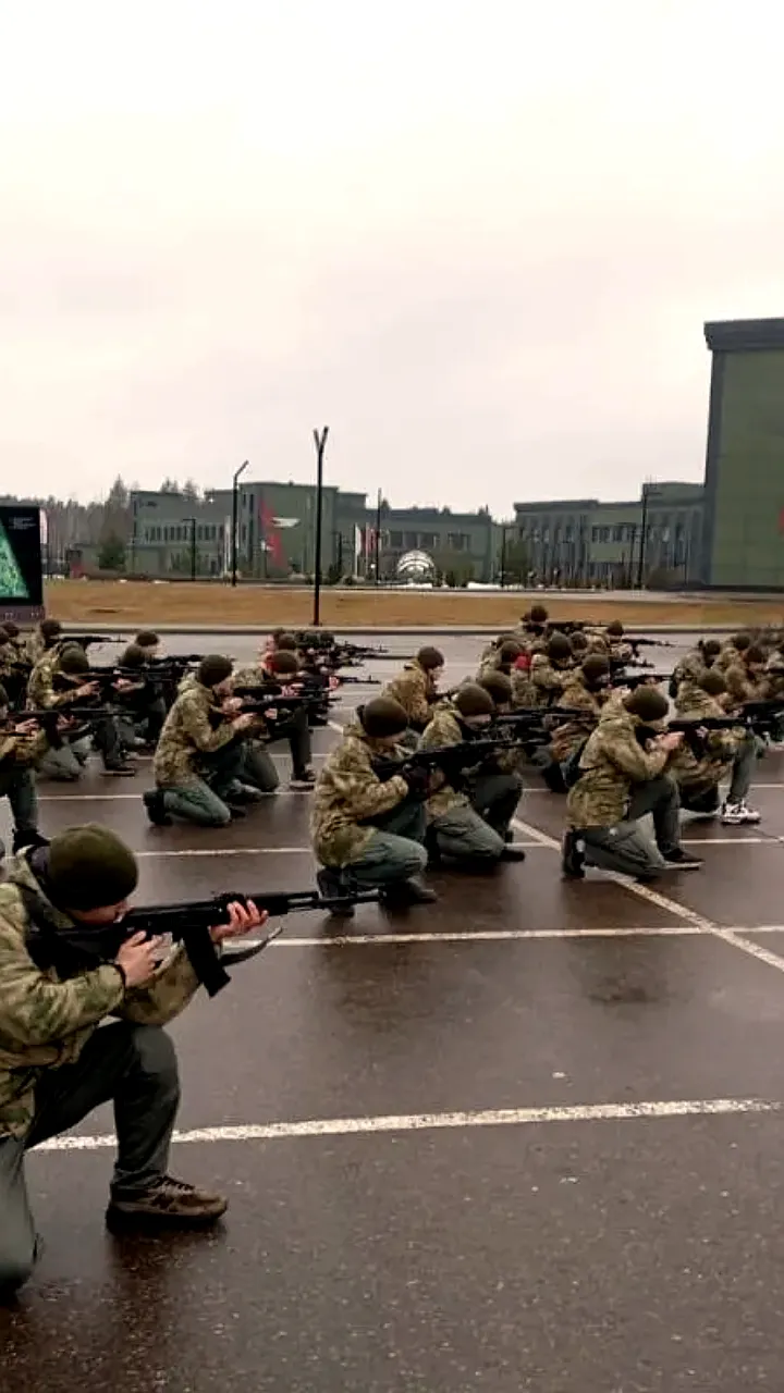 Российские власти инвестируют миллиарды в военные сборы для школьников