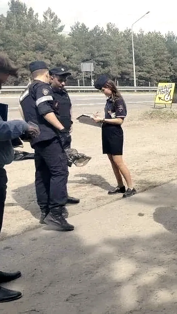 В Барнауле пресекли незаконную торговлю шашлыком и ягодами