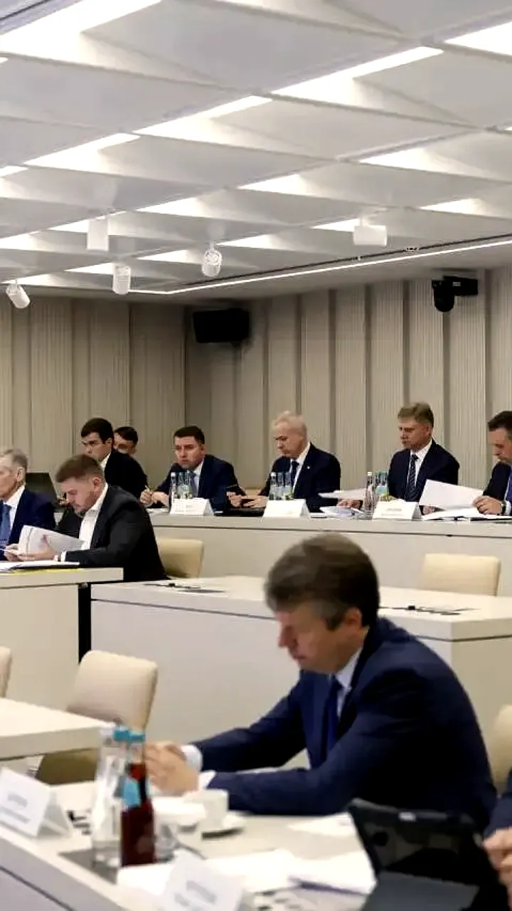 Совещание по проекту высокоскоростной магистрали Москва-Санкт-Петербург под руководством Виталия Савельева