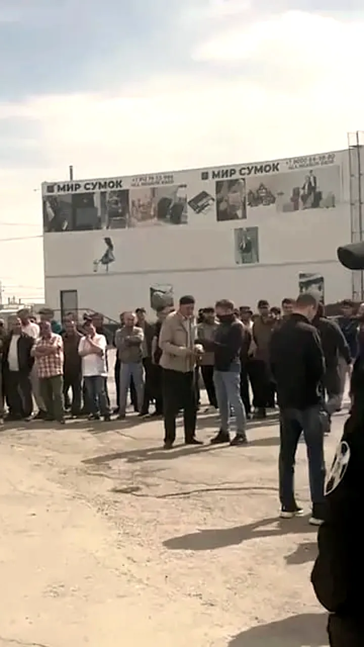 Силовики Челябинска изъяли более тысячи поддельных товаров на рынке
