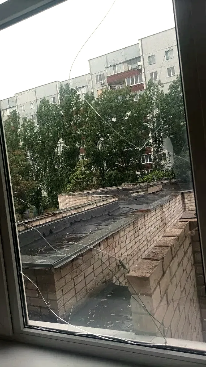 Воздушная атака в Ростовской области: БПЛА повреждают здания, пострадавших нет