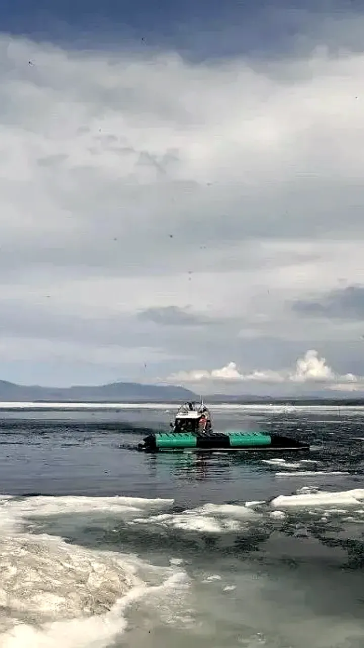 На Байкале перевернулся катер Хивус, четверо пассажиров остаются под водой